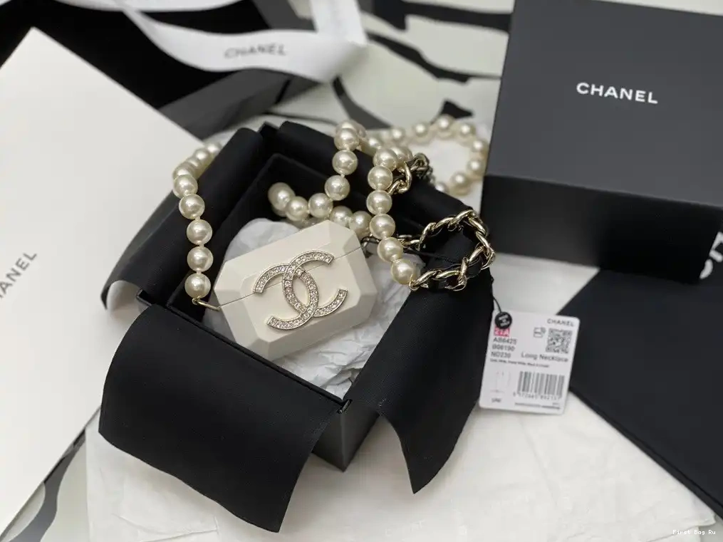 First Bag Ru CASE PRO AIRPODS NECKLACE CHANEL 0618